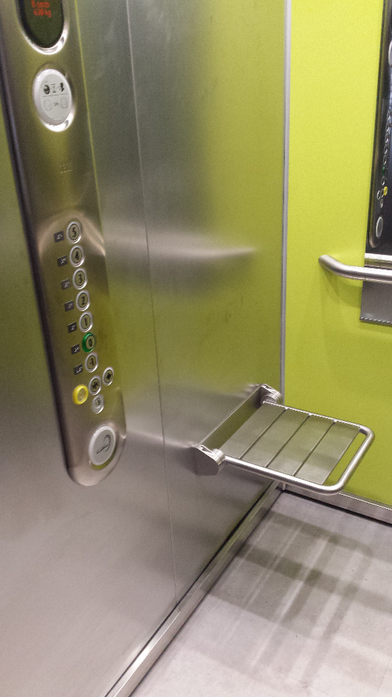 Sklopná nerezová sedátka do kabin výtahů