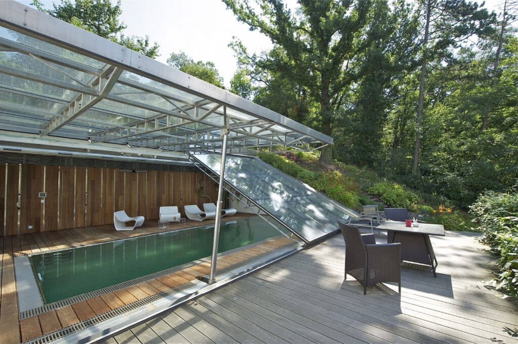 Otevírací prosklená střecha bazénu: Více než jen koupání pod širým nebem