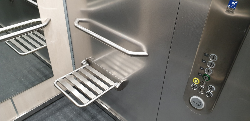 Sklopná nerezová sedátka do kabin výtahů