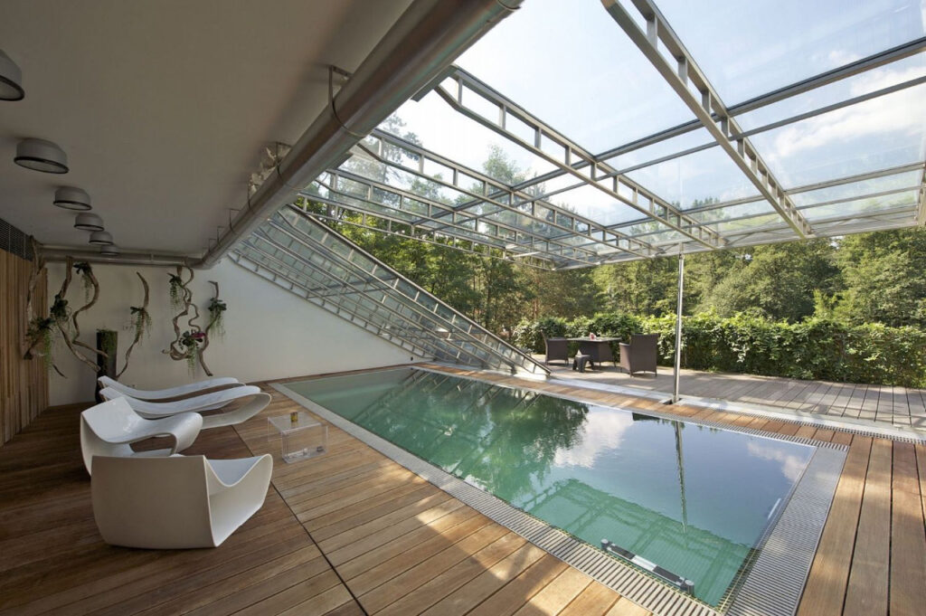 Otevírací prosklená střecha bazénu: Více než jen koupání pod širým nebem