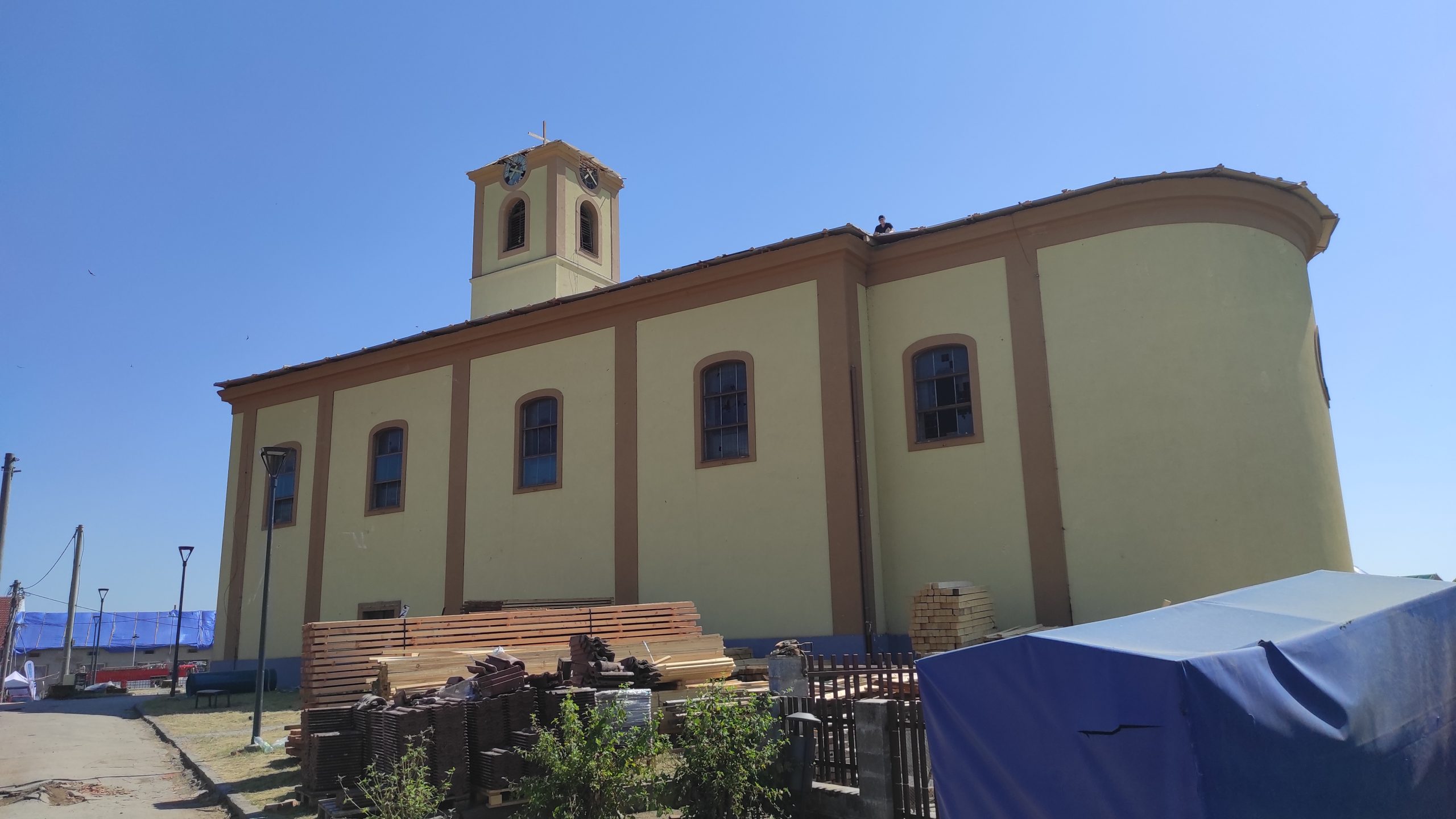 Kostel v Moravské Nové Vsi je po přírodní katastrofě znovu oživen novými hliníkovými okny