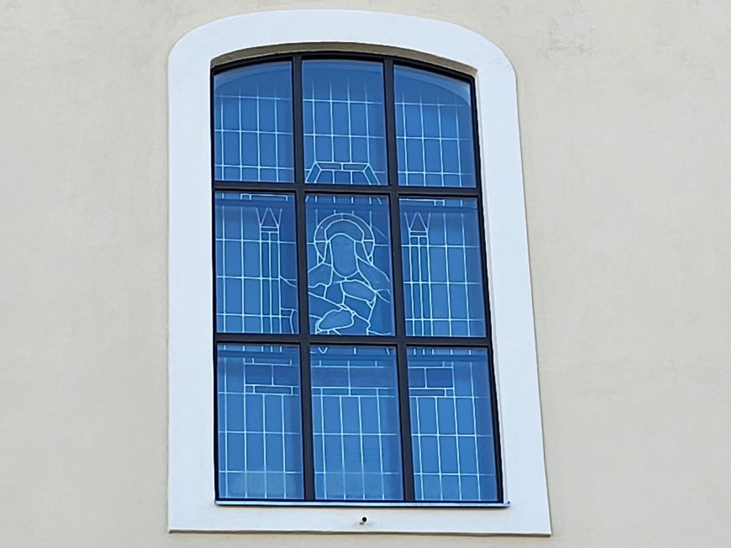Kostel v Moravské Nové Vsi je po přírodní katastrofě znovu oživen novými hliníkovými okny