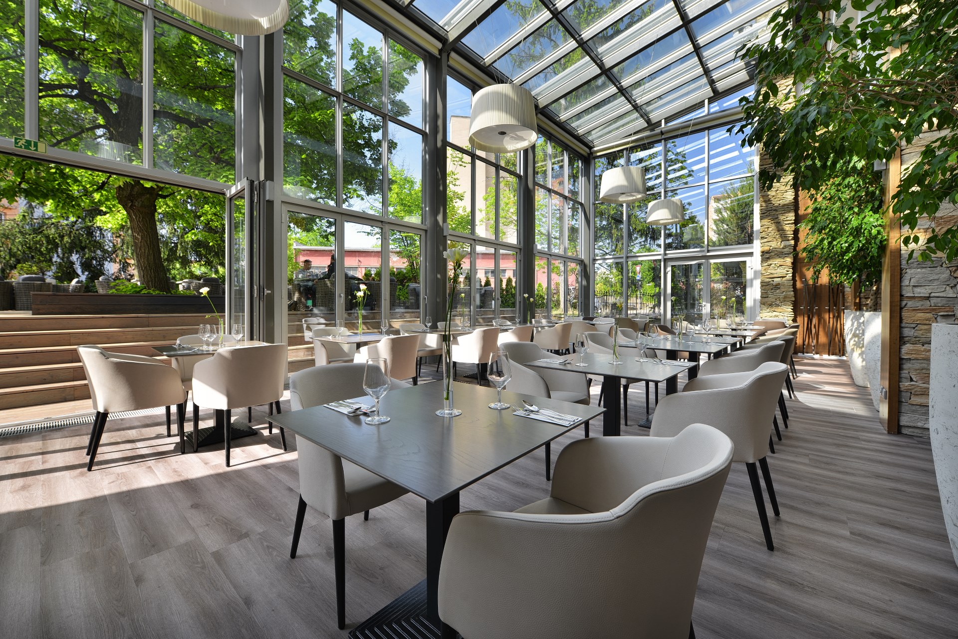 Zimní Zahrada v Hotelu Premium: Pohodlný Únik do Estetické Oázy klidu od společnosti REMING