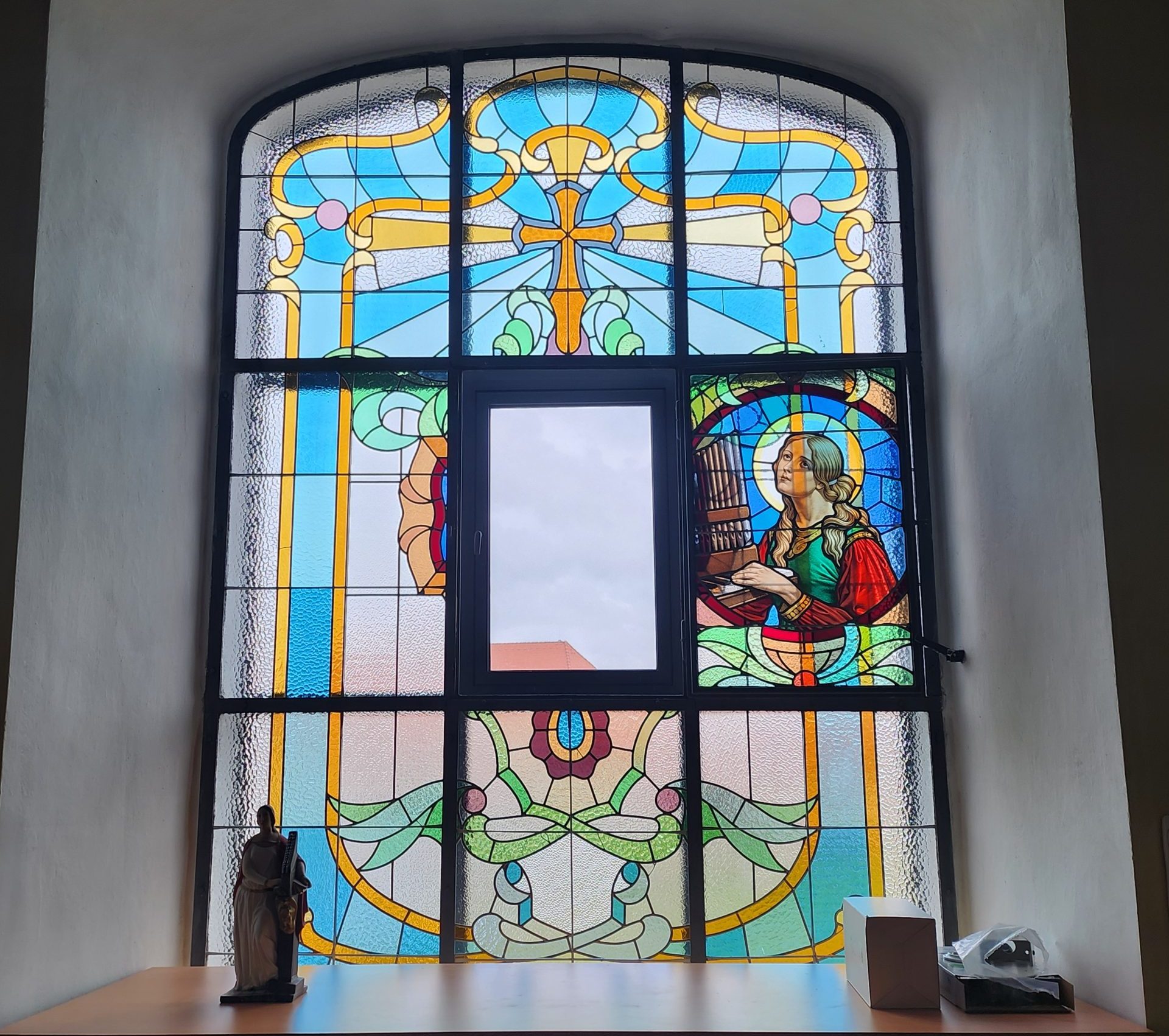 Vitrážová hliníková okna: Tradiční krása v moderním provedení