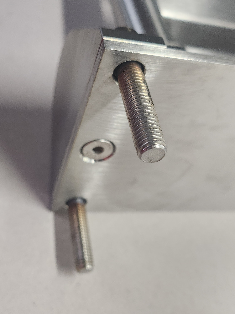 Sklopná sedátka do výtahů s úpravou antivandal: Odolné řešení pro frekventované prostory