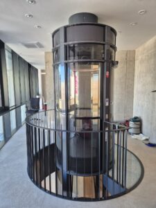 Ocelový límec průchodu střešní konstrukcí pro výtahovou šachtu válcového tvaru.