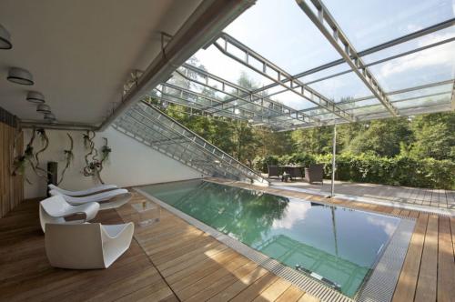 REMING - Kompletní dodávka na klíč hydraulicky otevíravé střechy bazénu na rodinném domě v Praze Hostivaři