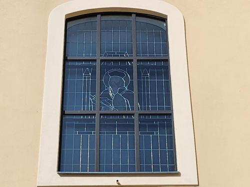 REMING - Nová oblouková hliníková okna na kostele v Moravské Nové Vsi, který byl v roce 2021 zasažen ničivým tornádem.