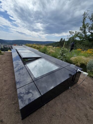 Moderní elektricky ovládaný světlík s hliníkovou konstrukcí a skleněným opláštěním – rodinná vila Brno.