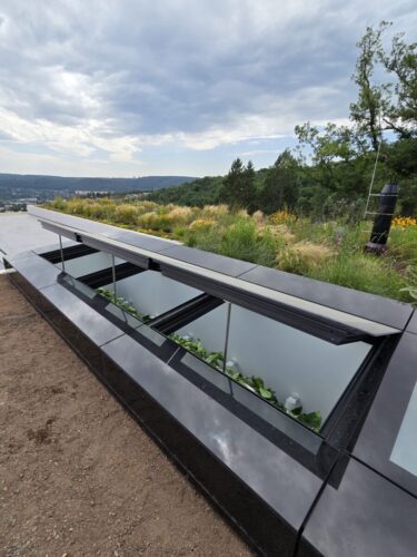 Moderní elektricky ovládaný světlík s hliníkovou konstrukcí a skleněným opláštěním – rodinná vila Brno.