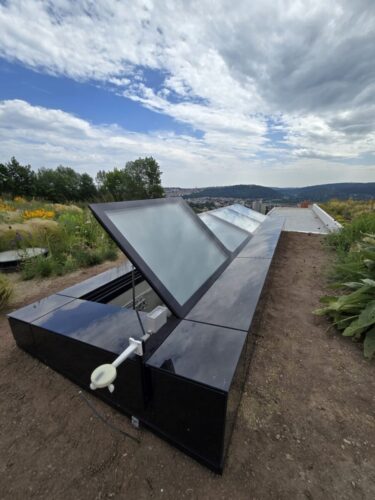 Moderní elektricky ovládaný světlík s hliníkovou konstrukcí a skleněným opláštěním – rodinná vila Brno.