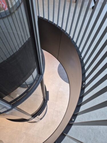 Ocelový límec průchodu střešní konstrukcí pro výtahovou šachtu válcového tvaru.