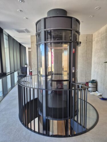 Ocelový límec průchodu střešní konstrukcí pro výtahovou šachtu válcového tvaru.